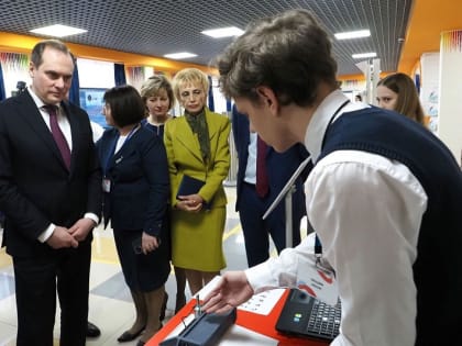 Артём Здунов поддержал инновационный проект Антона Трошина из Республиканского лицея для одаренных детей