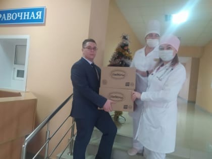 Партийцы передали новогодние подарки юным пациентам больниц в Саранске
