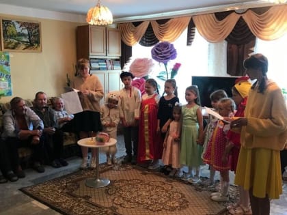 Протоиерей Иоанн Просвирнин вместе с воспитанниками Воскресной школы посетил пожилых людей дома-интерната поселка Октябрьский