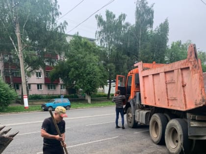 Ливневую канализацию в Саранске приводят в порядок сотрудники муниципальных предприятий