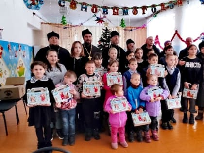 Православные волонтёры привезли подарки детям в Зубово-Полянский район