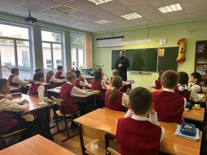 Клирик храма иконы Божьей Матери «Неупиваемая Чаша» иерей Сергий Котюков провел беседу с учащимися школы № 11