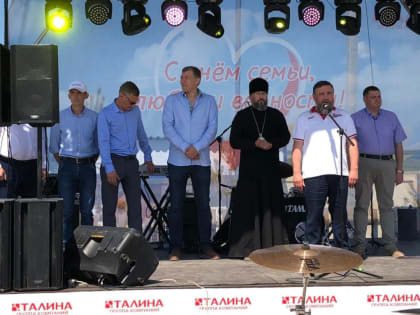 Архипастырь посетил торжественный концерт в честь праведных Петра и Февронии, который прошел в Атяшевском районе в с.Каменка