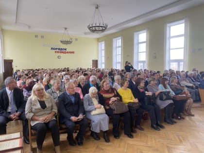 В Администрации Ленинского района состоялся концерт в рамках месяца людей старшего поколения