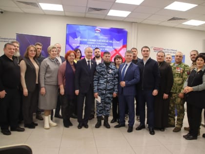 Сергей Вдовин вручил ветерану СВО медаль «Отец солдата»