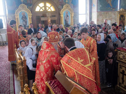 В субботу Светлой Седмицы митрополит Зиновий совершил Божественную Литургию в Свято-Троицком соборе в Рузаевке