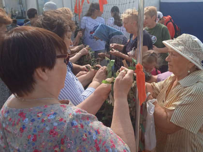 Участники православной выставки вяжут маскировочные сети для участников СВО