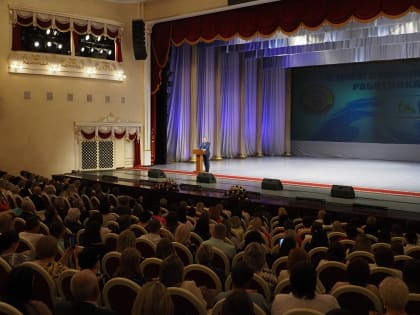 Артем Здунов поздравил социальных работников с профессиональным праздником