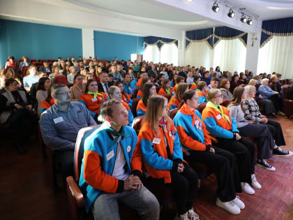 НА ПРАЗДНИЧНОМ КОНЦЕРТЕ КО ДНЮ УЧИТЕЛЯ НАГРАДИЛИ САМЫХ АКТИВНЫХ СТУДЕНТОВ ВУЗА