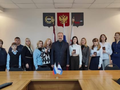 В Администрации Пролетарского района в рамках Всероссийской акции «Я - гражданин России» школьникам вручили паспорта
