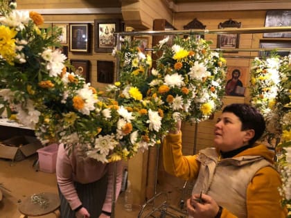 Саранские храмовые флористы украсили приход в Москве к Патриаршему освящению