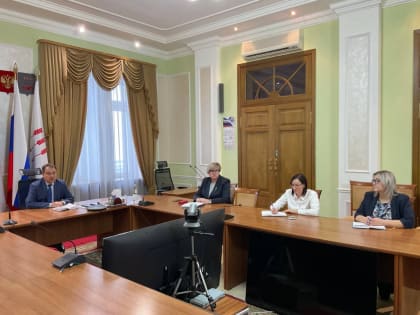 В Администрации Саранска проведено совещание с руководителями предприятий потребительского рынка, малым бизнесом по вопросу новогоднего оформления входных групп объектов торговли