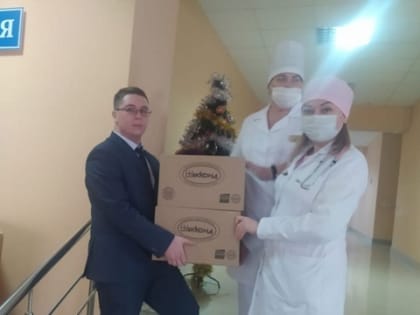 Партийцы передали новогодние подарки юным пациентам больниц в Саранске