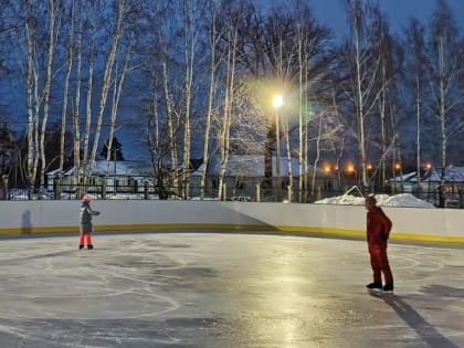 Мальчишки и девчонки из Умета, а также их родители, теперь могут классно покататься на коньках 