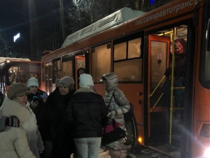 Сотрудники МЧС спасли замерзающих на трассе пассажиров сломавшегося автобуса