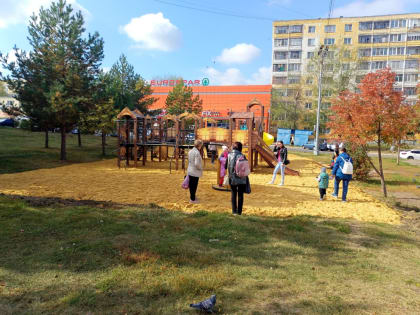 На центральной площади Пролетарского района установлена новая детская площадка