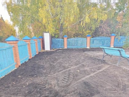 В Покровском приходе с.Кочкурово Дубенского района провели ландшафтные работы — завезли  и разровняли  землю под будущие цветники