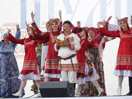 «Мы вместе, мы сила, мы победим!» В Атяшеве прошел национально-фольклорный праздник «Шумбрат!»