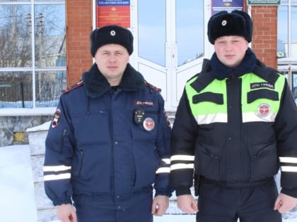 В Мордовии инспекторы ДПС помогли семейной паре, попавшей в ДТП из-за снегопада