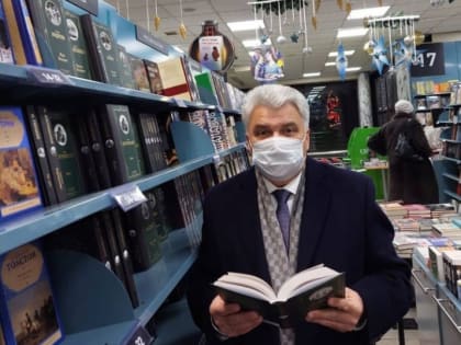 Сенатор Тултаев призывает людей быть культурнее и больше читать