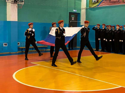 Очередная учебная неделя в школах Саранска началась с торжественной церемонии поднятия флага и исполнения гимна Российской Федерации