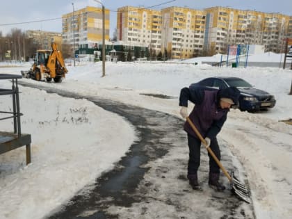 В Пролетарском районе ведутся работы по устранению последствий снегопада