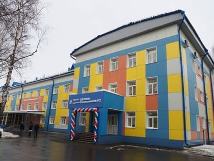 Продолжает радовать маленьких пациентов здание детской поликлиники №2