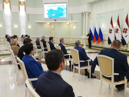 «Ваша работа затрагивает каждого человека» - Артём Здунов поздравил с профессиональным праздником муниципальных служащих