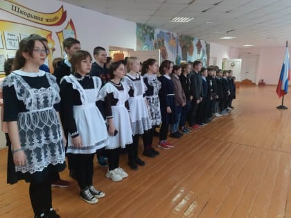 Торжественная линейка поднятия Государственного Флага Российской Федерации в Шугуровской СОШ Большеберезниковского района