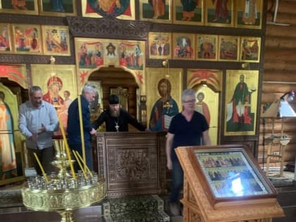 Деревянное облачение с резными иконами доставили в храм Юго-Западного благочиния