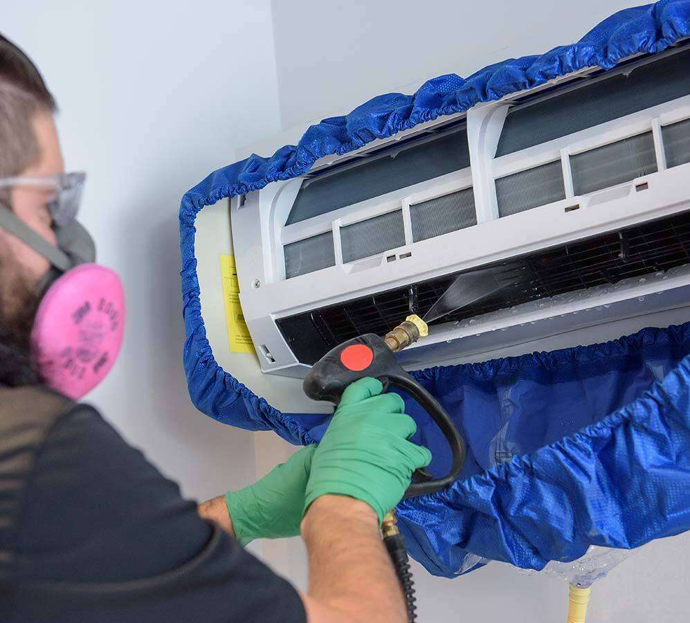 Technicien qui nettoie en profondeur une unité murale
