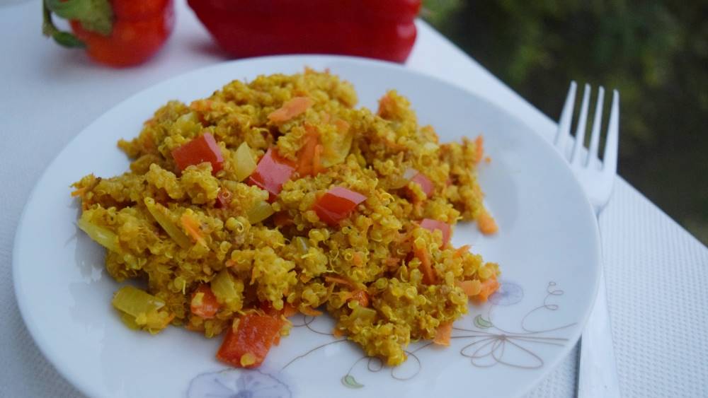 Kvinoja sa tunom i kurkumom