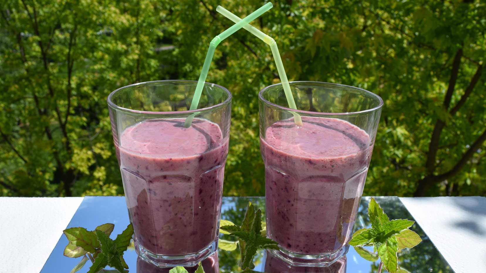 Smoothie sa šumskim voćem i mentom