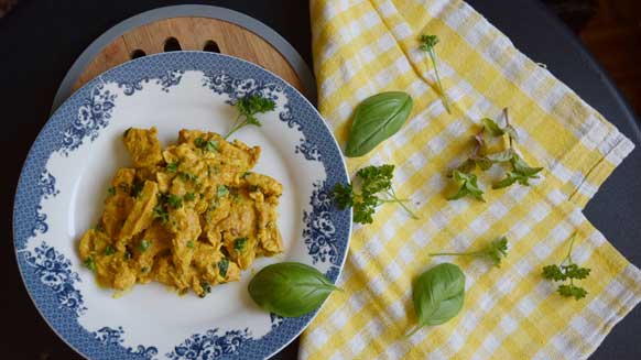 Piletina u curry umaku sa začinskim biljem