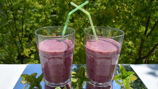 Smoothie sa šumskim voćem i mentom