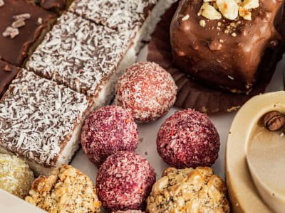 Cutia cu Delicii — selecție degustare cu prăjituri raw vegane fără zahăr rafinat — Delicii Sănătoase Cluj