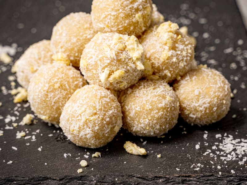 Pineapple bonbons — Raw vegan bonbons — gluten-free, dairy-free, no refined sugar — Delicii Sănătoase Cluj