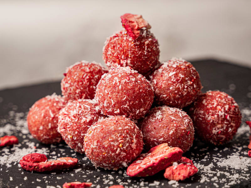Strawberry bonbons — Raw vegan bonbons — gluten-free, dairy-free, no refined sugar — Delicii Sănătoase Cluj