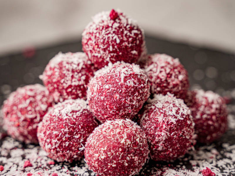 Raspberry bonbons — Raw vegan bonbons — gluten-free, dairy-free, no refined sugar — Delicii Sănătoase Cluj