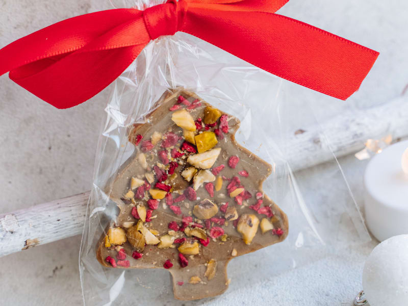Ciocolată cu fistic în formă de brăduți și ciuboțele — Bunătăți de Crăciun și Anul Nou — raw vegan, fără gluten, fără lactoză, fără zahăr rafinat — Delicii Sănătoase Cluj