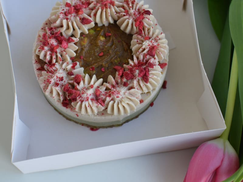 Mini tort cu fistic, vanilie și zmeură — Martie, luna doamnelor — raw vegan, fără gluten, fără lactoză, fără zahăr rafinat — Delicii Sănătoase Cluj
