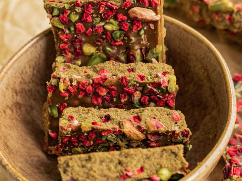 Ciocolată cu fistic și zmeură — Prăjituri raw vegan — fără gluten, fără lactoză, fără zahăr rafinat — Delicii Sănătoase Cluj
