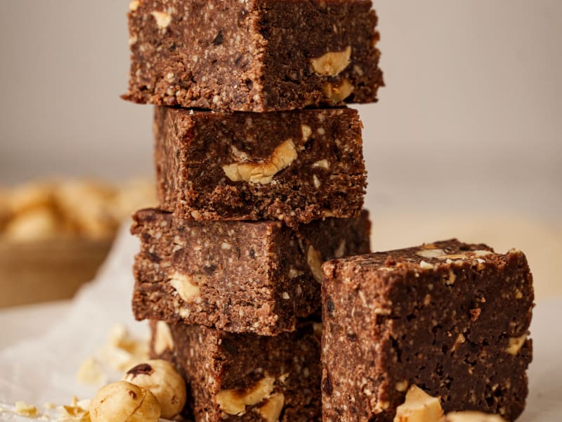 Homemade chocolate with hazelnuts — Raw vegan pastries — gluten-free, dairy-free, no refined sugar — Delicii Sănătoase Cluj