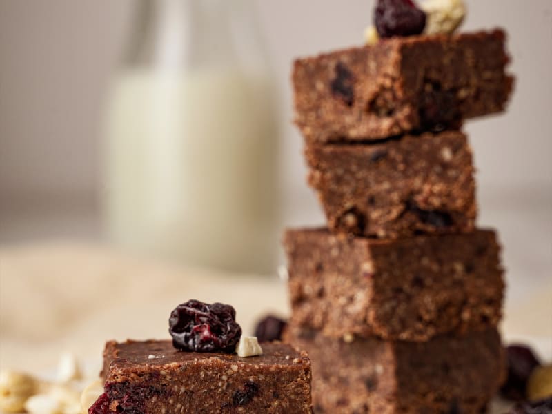 Homemade chocolate with sour cherries — Raw vegan pastries — gluten-free, dairy-free, no refined sugar — Delicii Sănătoase Cluj
