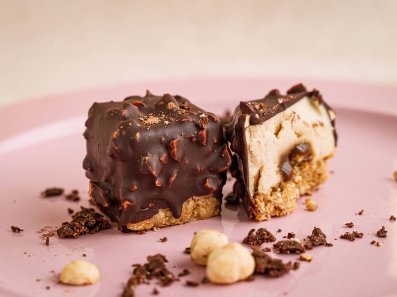 Cub cu alune de pădure și caramel — Prăjituri raw vegan — fără gluten, fără lactoză, fără zahăr rafinat — Delicii Sănătoase Cluj
