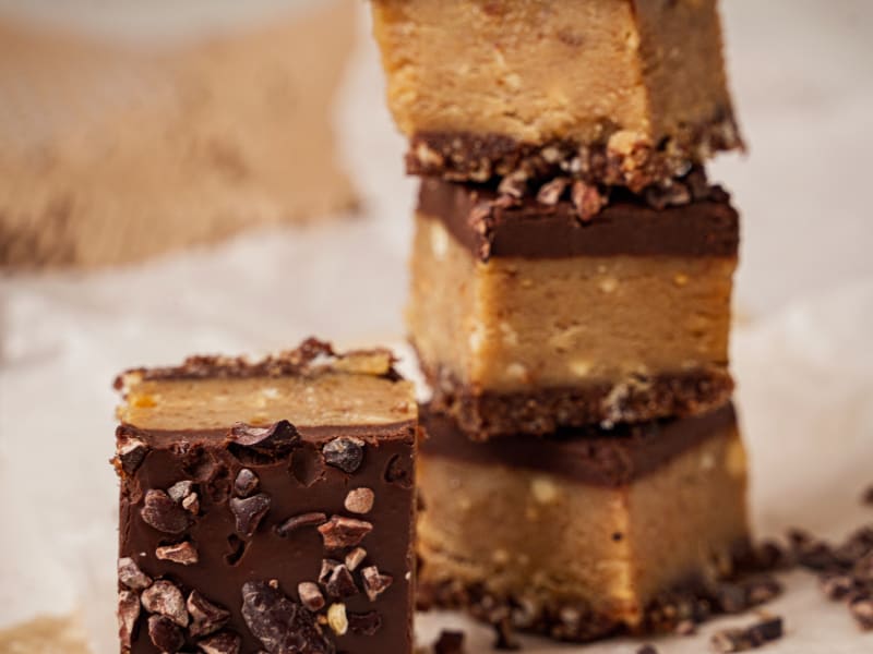 Caramel and peanut butter pastry — Raw vegan pastries — gluten-free, dairy-free, no refined sugar — Delicii Sănătoase Cluj