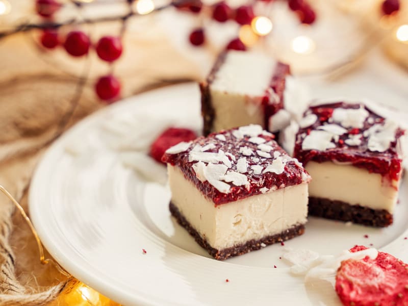 Prăjitură cu cocos și gem de căpșune — Prăjituri raw vegan — fără gluten, fără lactoză, fără zahăr rafinat — Delicii Sănătoase Cluj