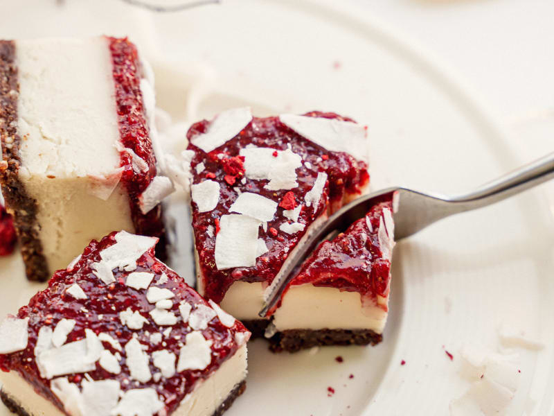 Coconut and strawberry jam pastry — Raw vegan pastries — gluten-free, dairy-free, no refined sugar — Delicii Sănătoase Cluj