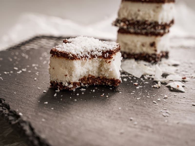 Prăjitură cu nucă de cocos — Prăjituri raw vegan — fără gluten, fără lactoză, fără zahăr rafinat — Delicii Sănătoase Cluj