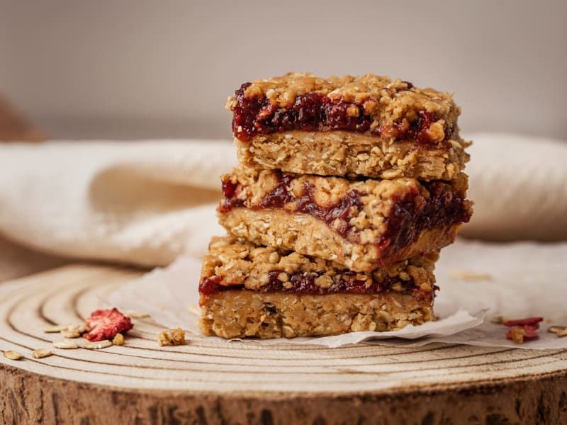 Prăjitură cu unt de arahide și căpșune — Prăjituri raw vegan — fără gluten, fără lactoză, fără zahăr rafinat — Delicii Sănătoase Cluj